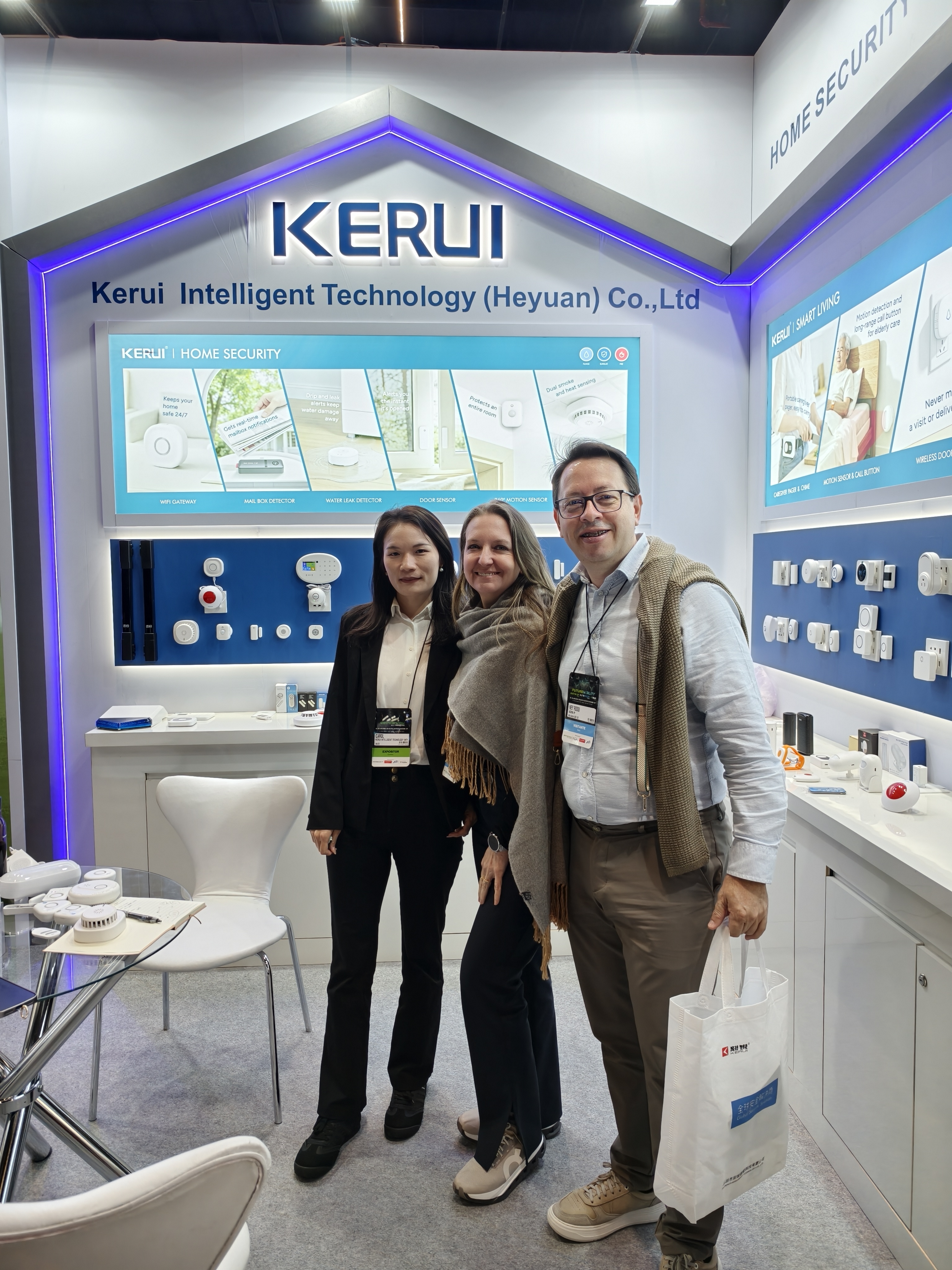  KERUI sales team with Brazilian buyers at exhibition stand